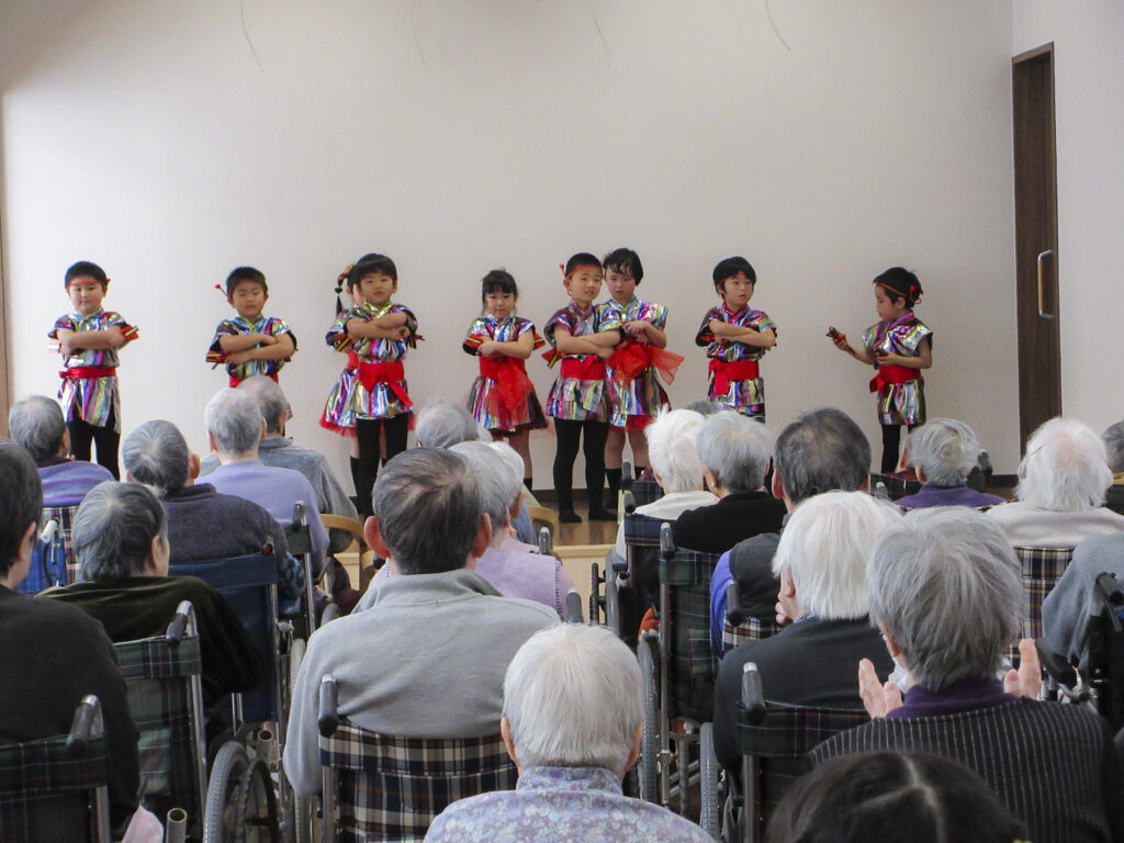 萬生苑のおじいちゃん、おばあちゃんに踊りをみせたよ！