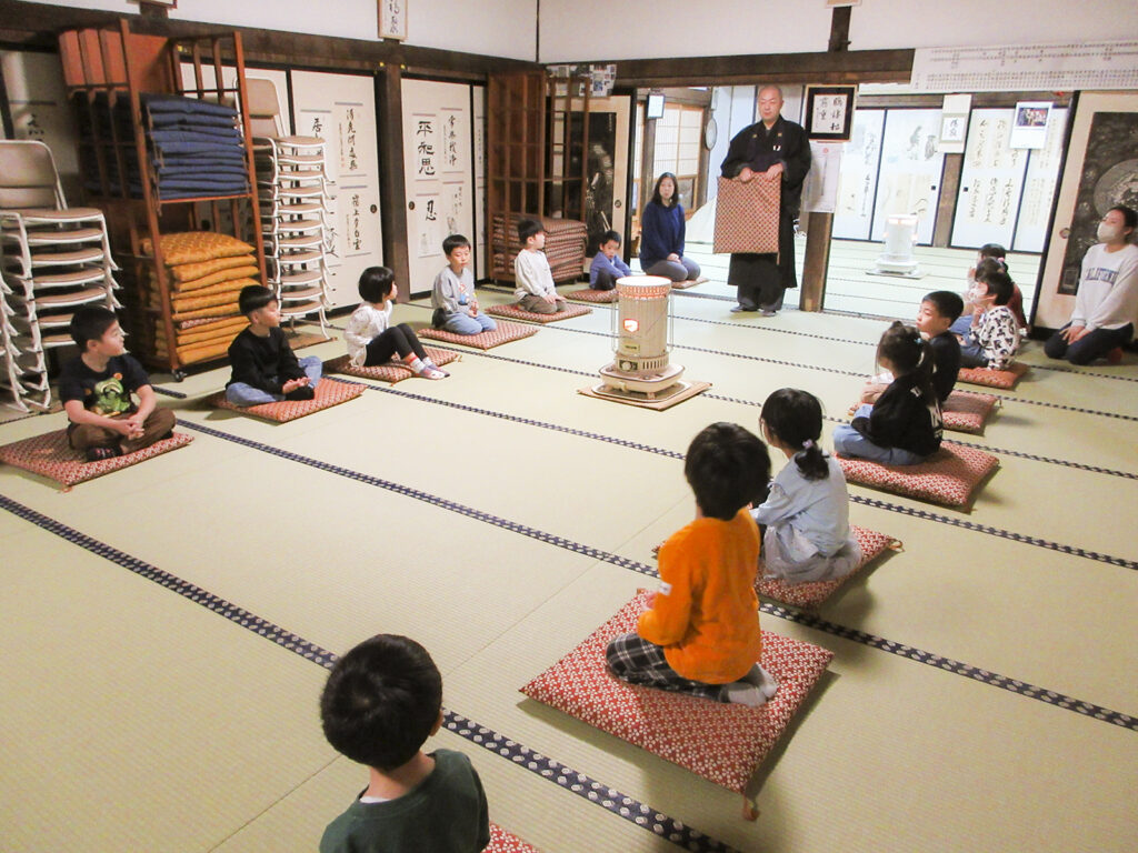 子吉保育園の園長先生に座禅を教えて頂きました