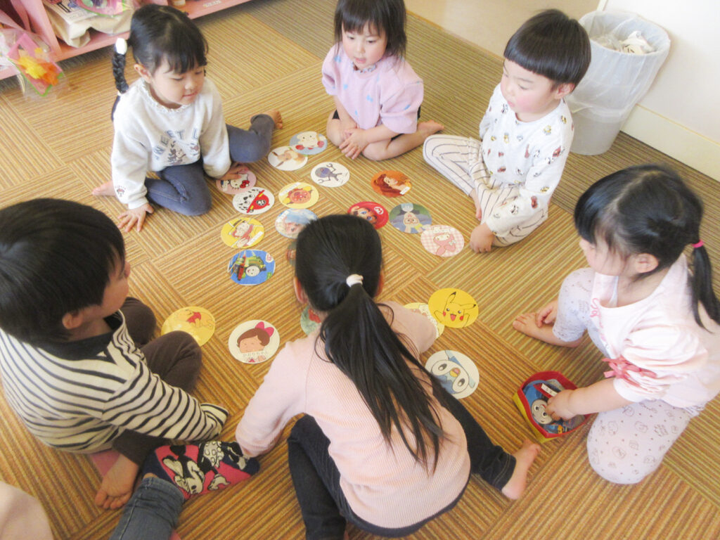 手作りカードでカード取りに夢中