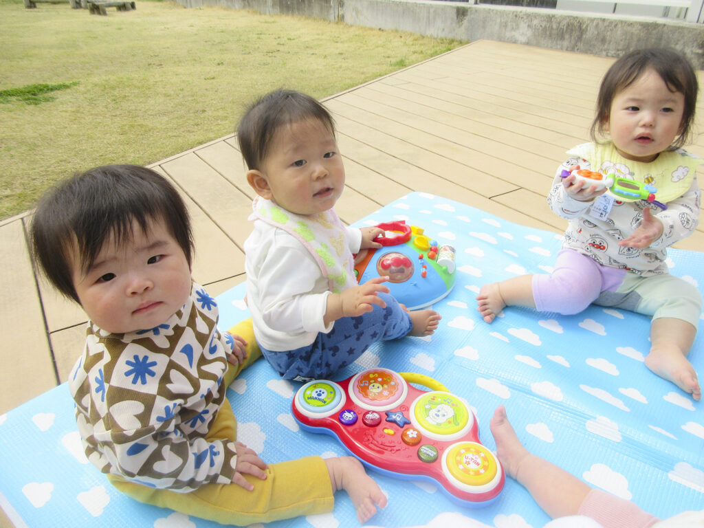 お天気の良い日はテラスでひなたぼっこ！園庭で遊んでいるお兄さんお姉さんの声が聞こえてきます