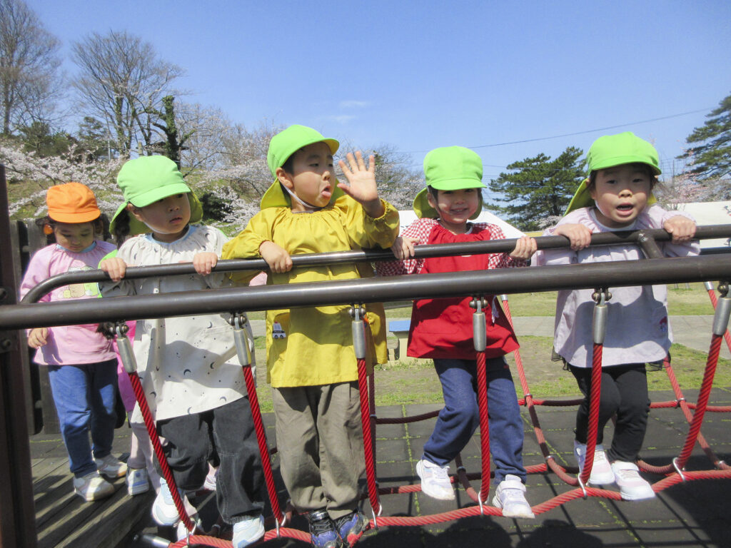 歩いて本荘公園までお花見　大型遊具でたっぷり遊んできました