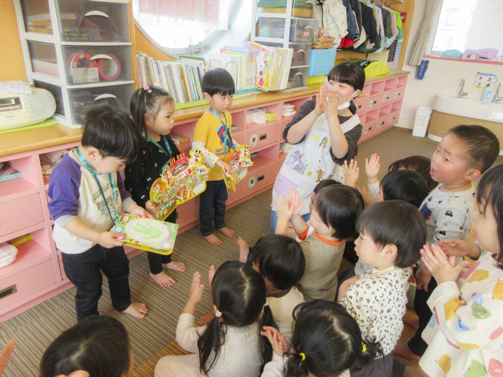 皆にお祝いしてもらってうれしそう☆　今日は特別な一日